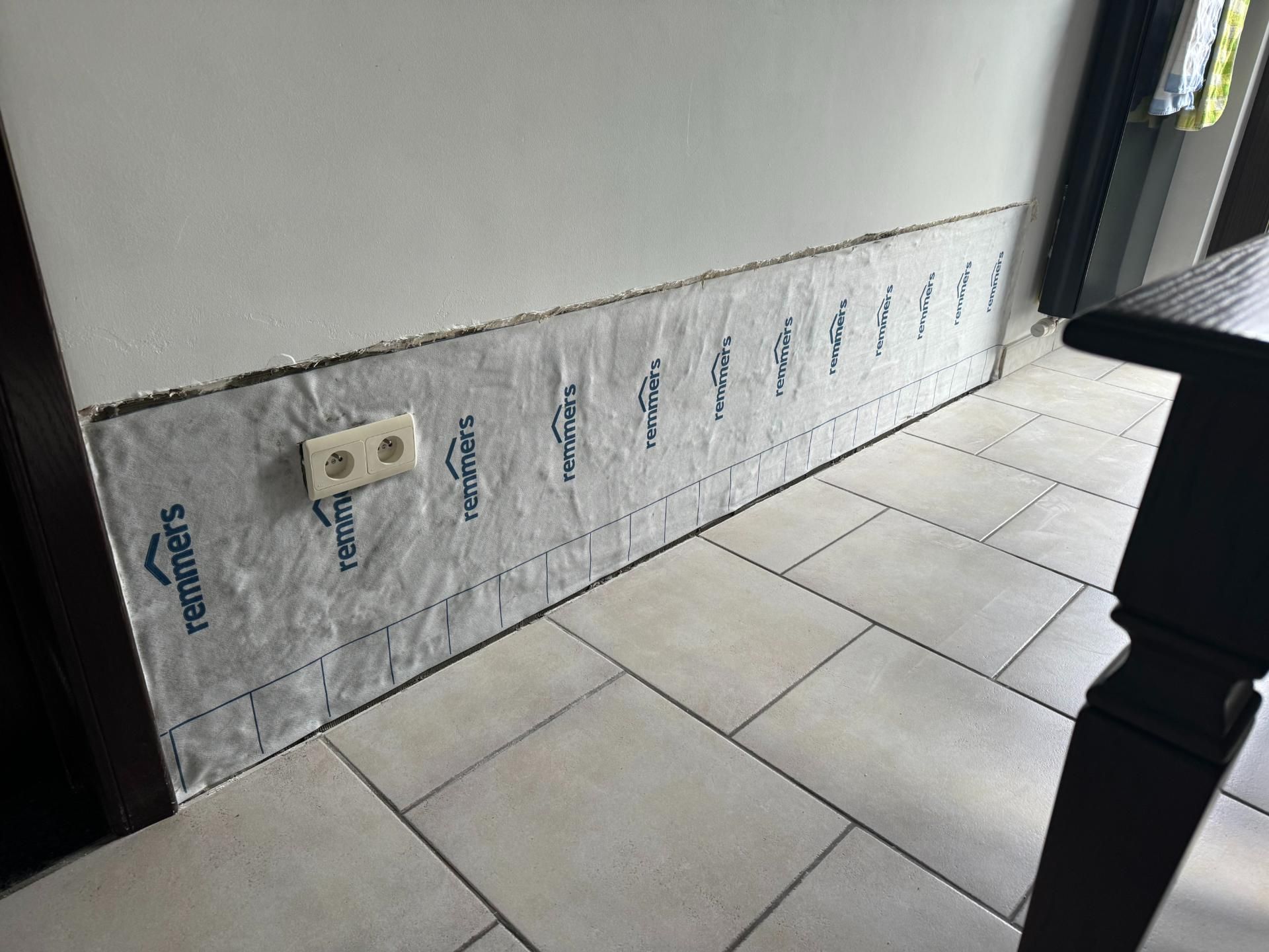 Behandeling van opstijgend vocht in een binnenmuur door Umor