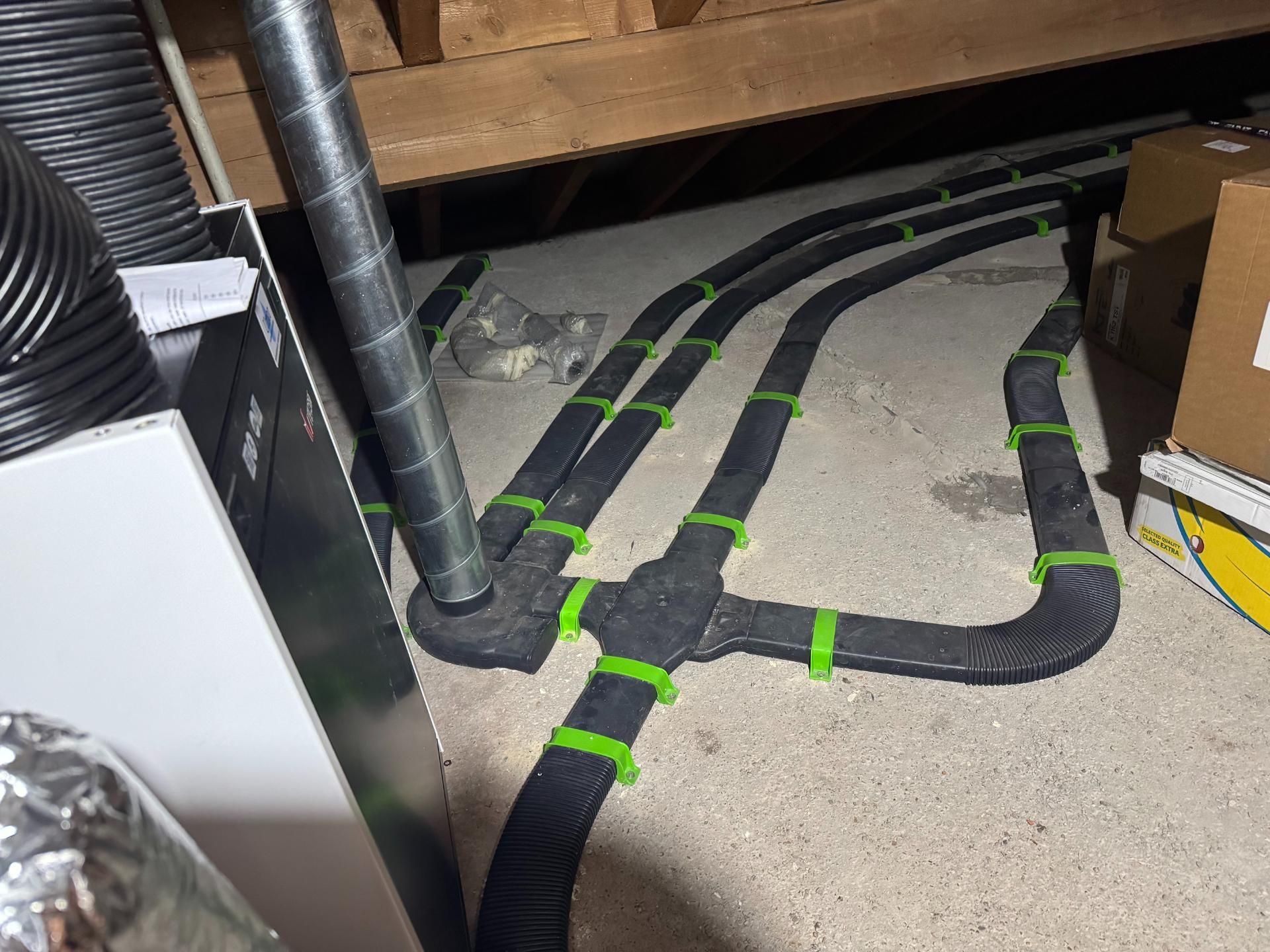 Ventilatiekanalen op een zolder