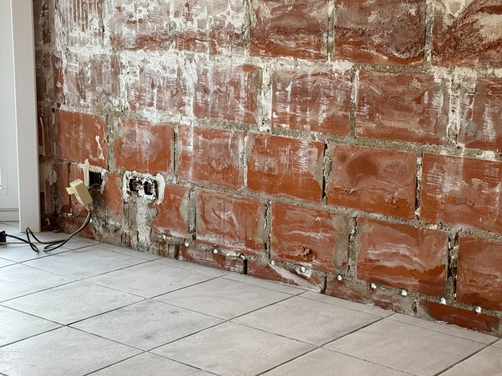 Muur in een woning tijdens de vochtbestrijding in Beringen door Umor