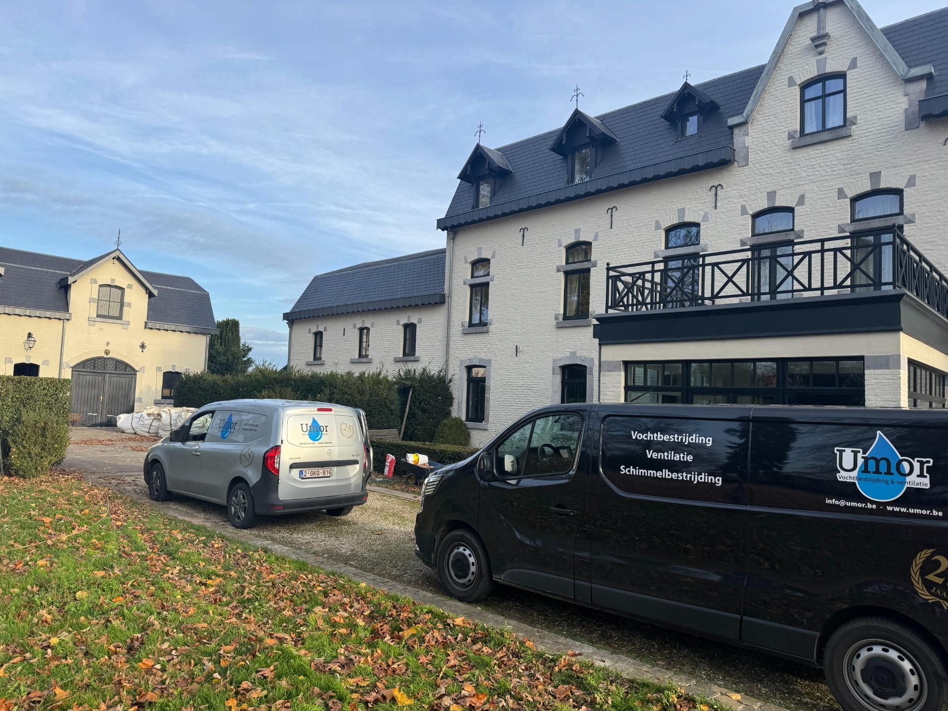 Bestelwagens van Umor bij een woning tijdens een vochtproject