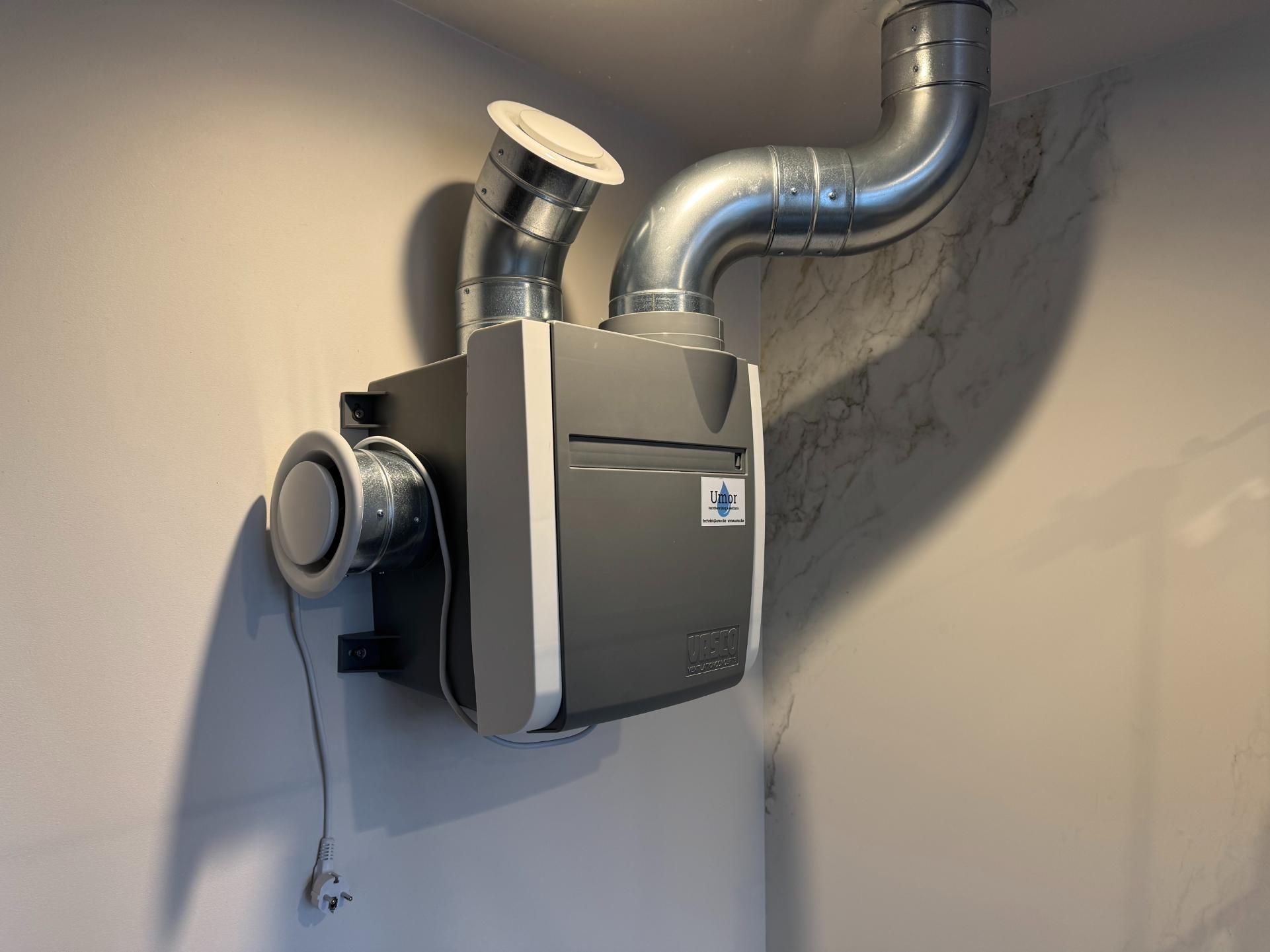 Kelderventilatie-unit die vochtige lucht uit de kelder afvoert