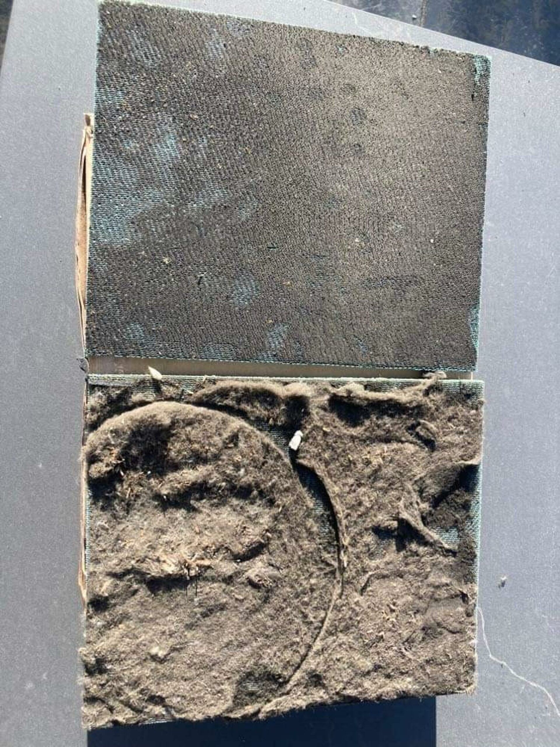 Vervuilde filter uit een ventilatiesysteem dat aan onderhoud toe is