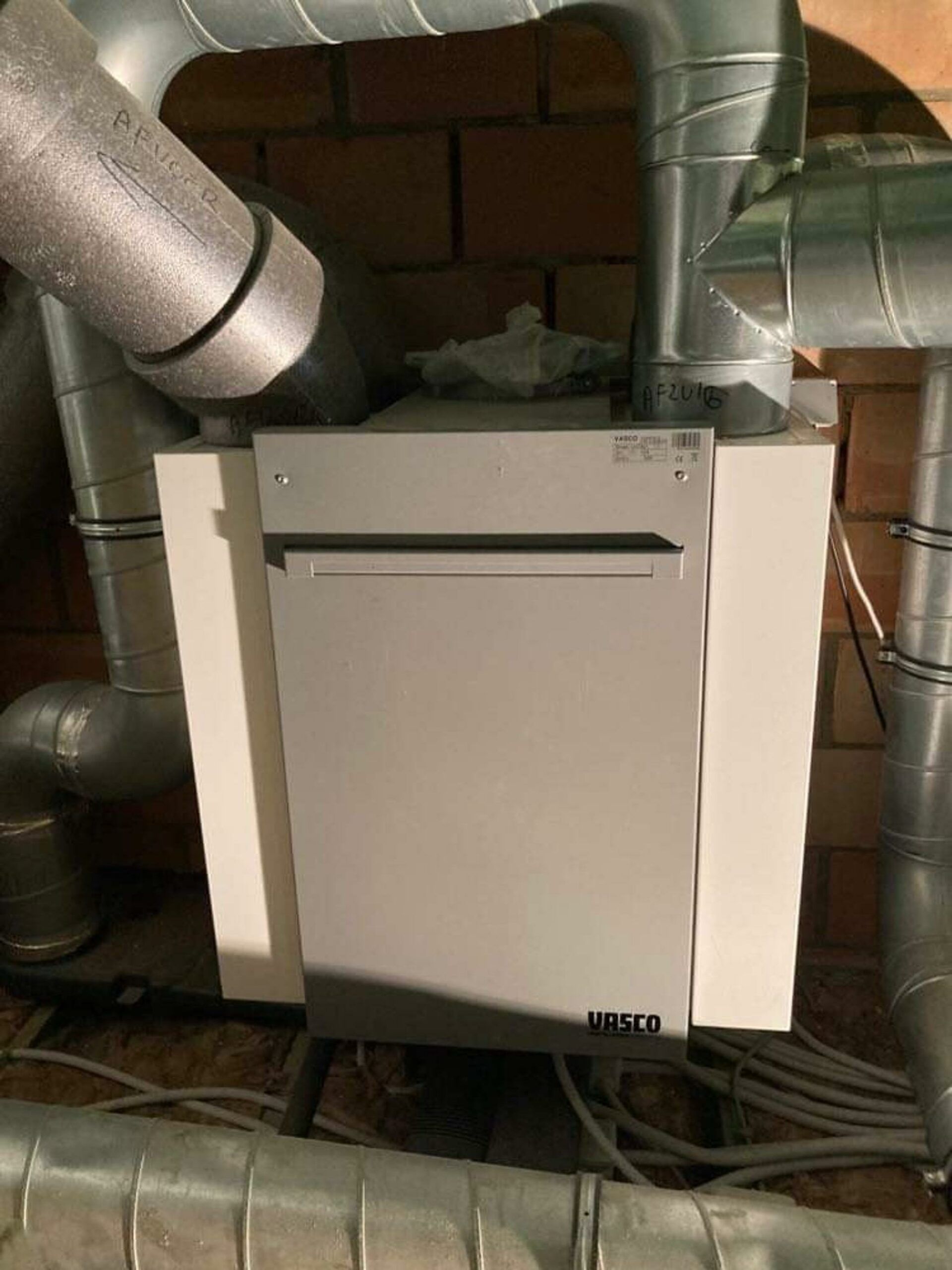 Ventilatie-unit tijdens het onderhoud van een ventilatiesysteem door Umor