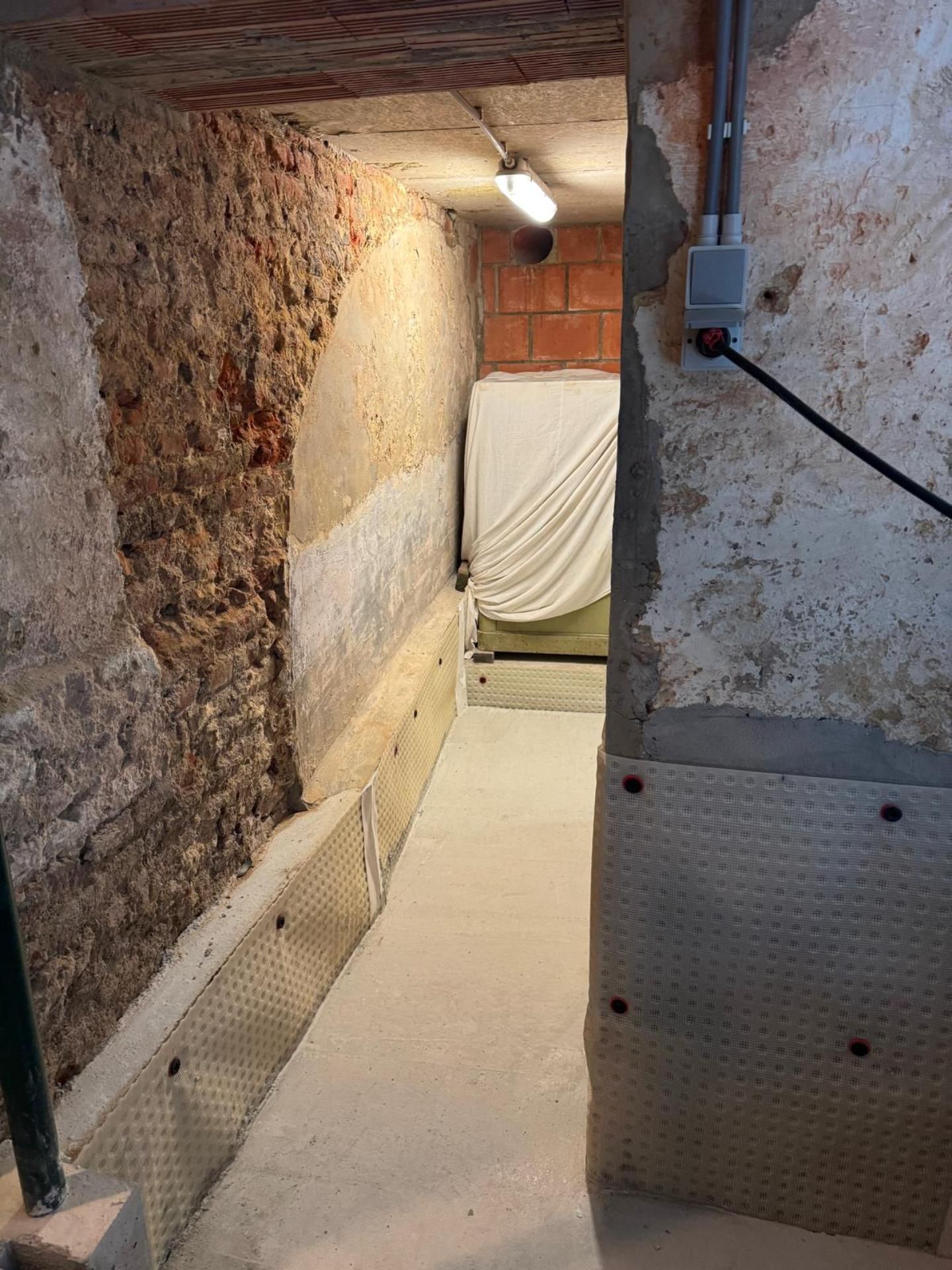 Vochtige muur in een oude kelder
