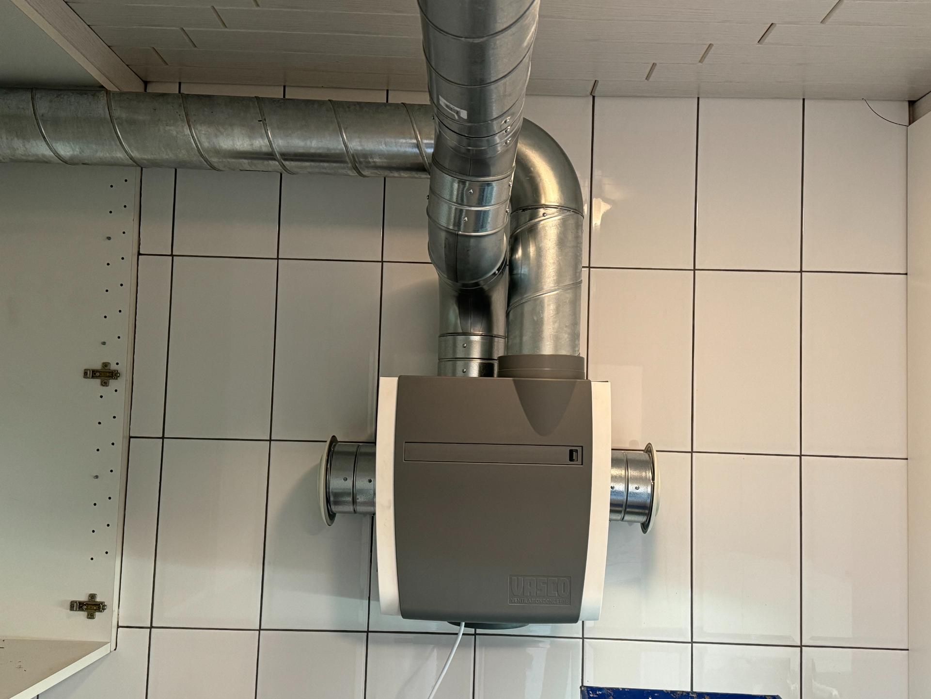 Ventilatie-unit die vochtige lucht afvoert uit een ruimte