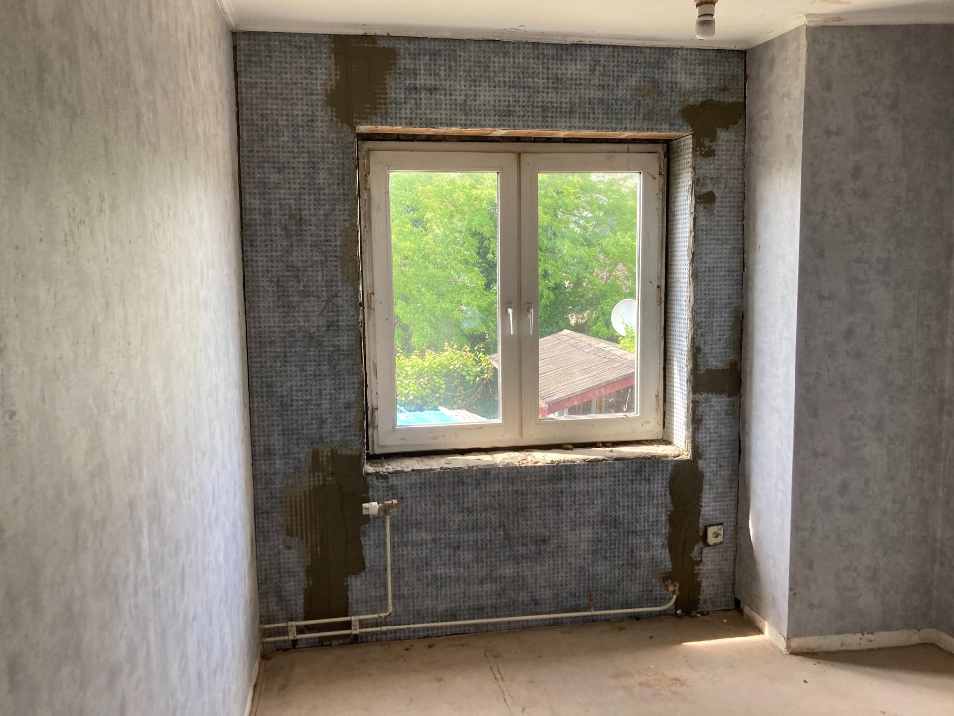Kamer met vochtschade aan de muren voor vochtbestrijding in Hasselt door Umor